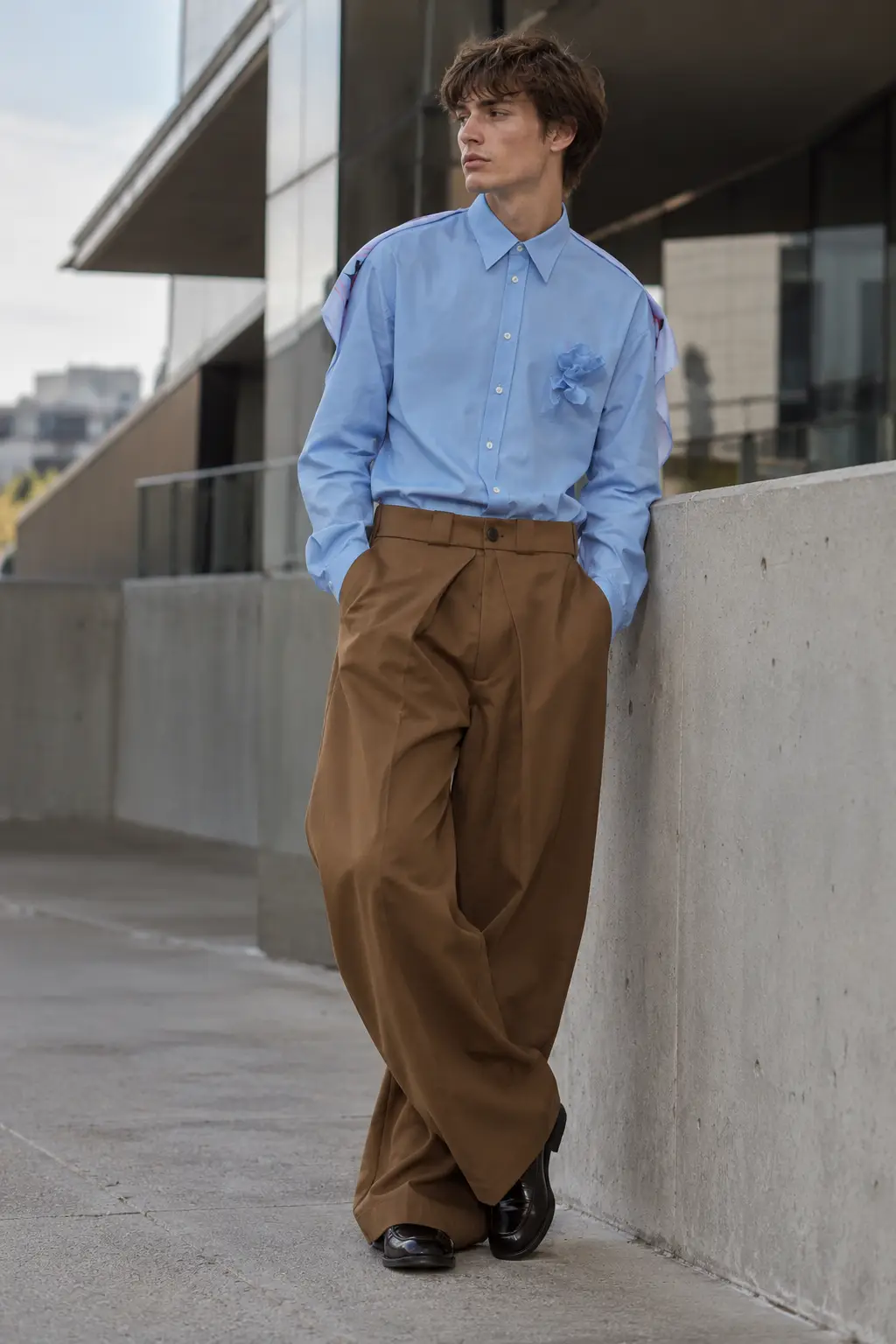 Menswear look with a light blue shirt and brown trousers